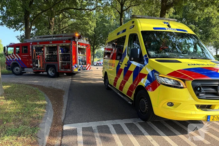 Auto in sloot na aanrijding met gewonde bestuurder