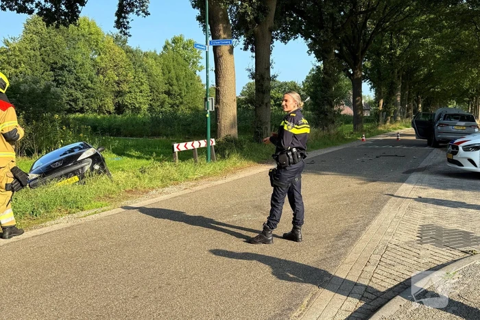 Auto in sloot na aanrijding met gewonde bestuurder