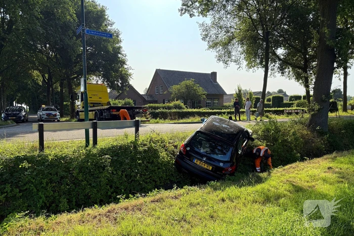 Auto in sloot na aanrijding met gewonde bestuurder
