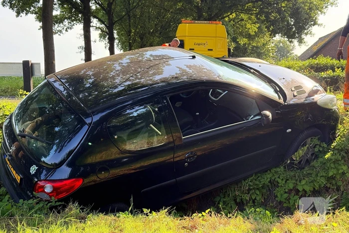 Auto in sloot na aanrijding met gewonde bestuurder