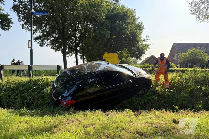 Auto in sloot na aanrijding met gewonde bestuurder