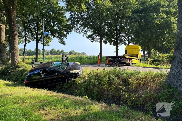 Auto in sloot na aanrijding met gewonde bestuurder