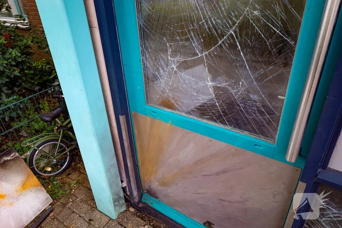 Explosie veroorzaakt schade aan portiek