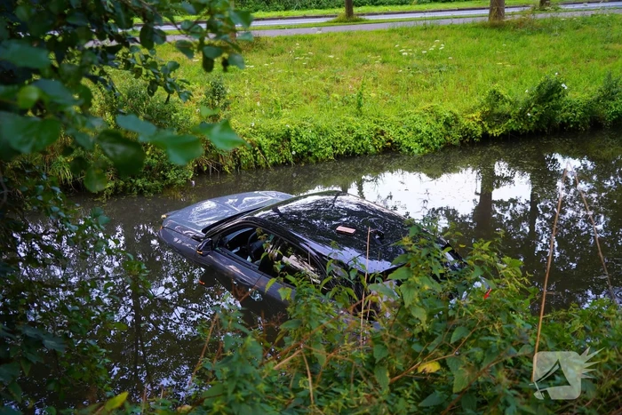 Auto schiet te water bij parkeerpoging