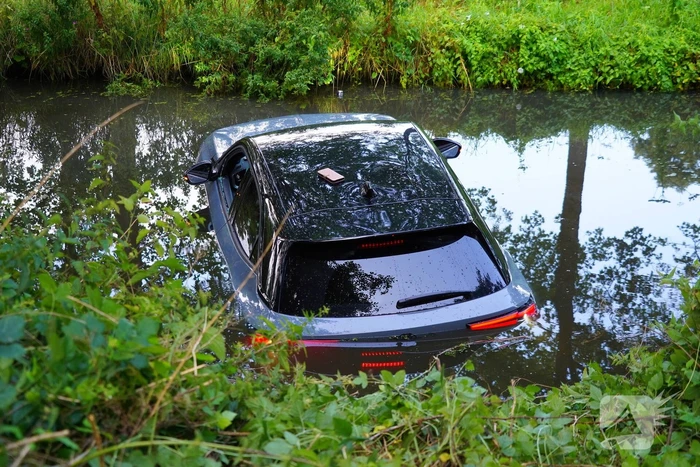 Auto schiet te water bij parkeerpoging
