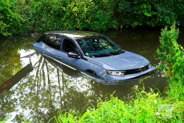 Auto schiet te water bij parkeerpoging