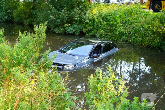 Auto schiet te water bij parkeerpoging