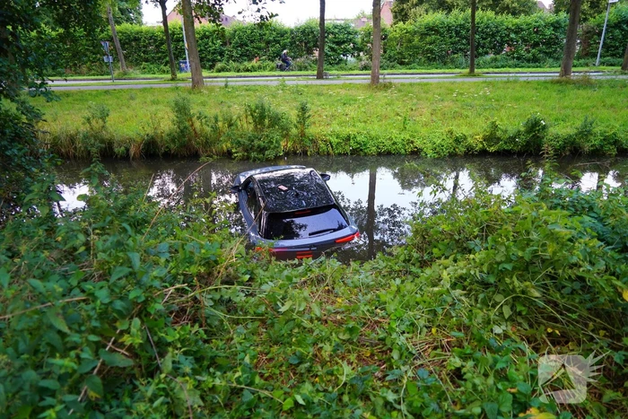 Auto schiet te water bij parkeerpoging