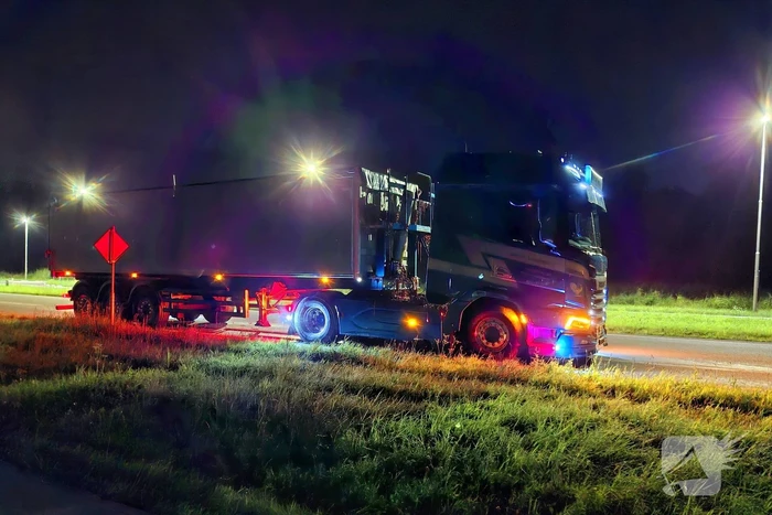 Motorrijder onderuit door veel slachtafval bij rotonde