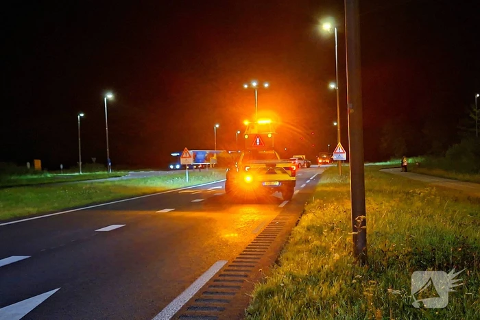 Motorrijder onderuit door veel slachtafval bij rotonde
