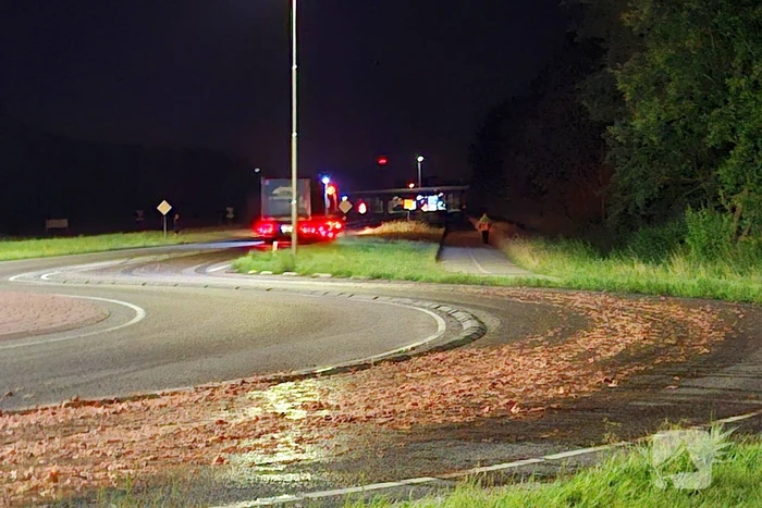 Motorrijder onderuit door veel slachtafval bij rotonde