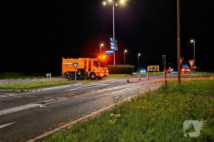 Motorrijder onderuit door veel slachtafval bij rotonde