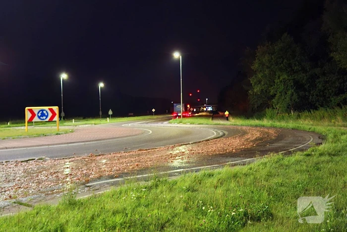 Motorrijder onderuit door veel slachtafval bij rotonde