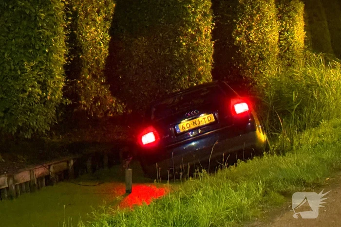 Auto mist bocht en raakt te water