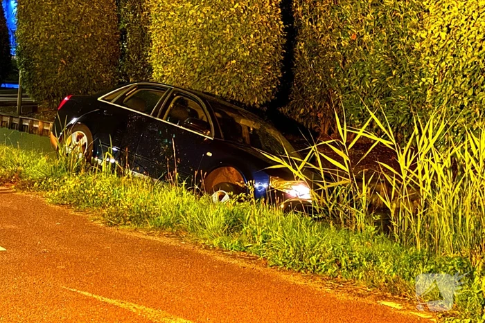 Auto mist bocht en raakt te water