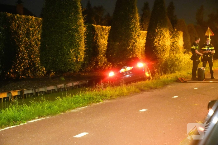 Auto mist bocht en raakt te water