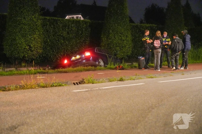 Auto mist bocht en raakt te water