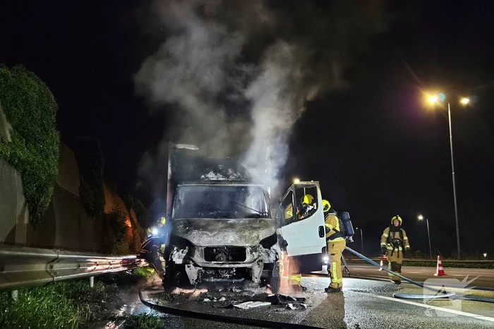 Felle brand in bakwagen op snelweg