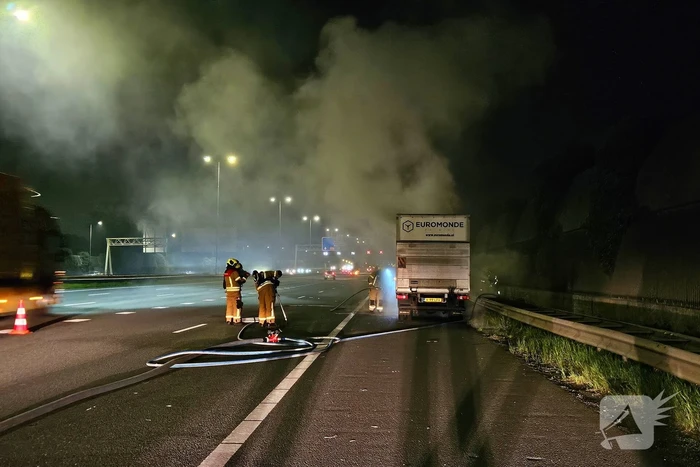 Felle brand in bakwagen op snelweg