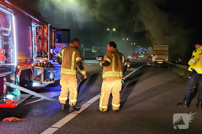 Felle brand in bakwagen op snelweg