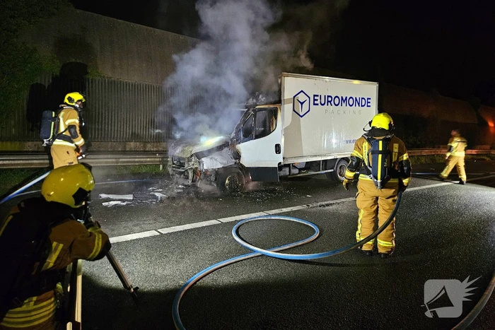 Felle brand in bakwagen op snelweg