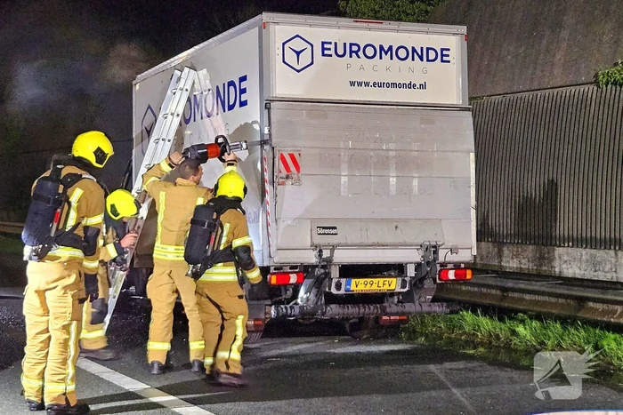Felle brand in bakwagen op snelweg