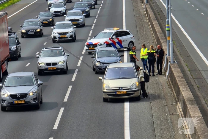 Ongeval tussen personenauto en vrachtwagen op snelweg