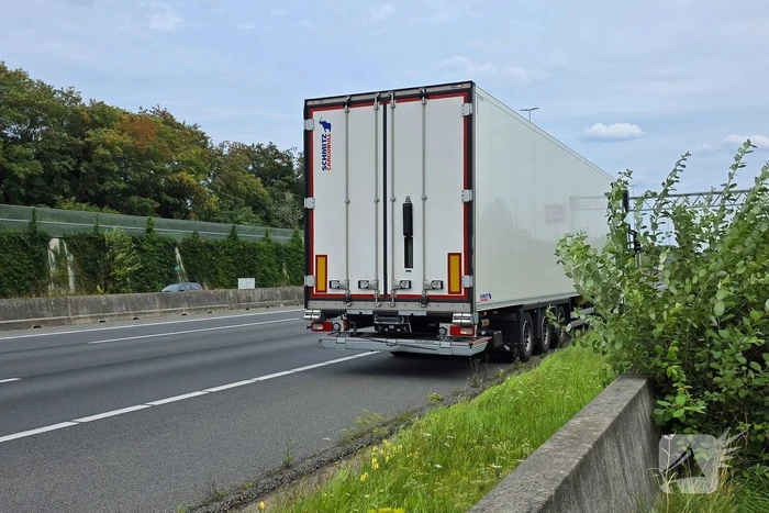 Ongeval tussen personenauto en vrachtwagen op snelweg