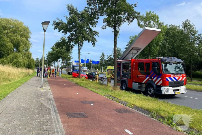 Brandweer bevrijdt aangeslagen bestuurder