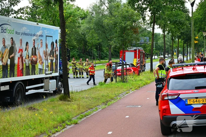 Brandweer bevrijdt aangeslagen bestuurder
