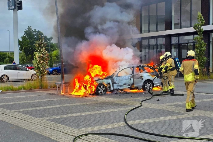 Auto volledig verwoest door brand