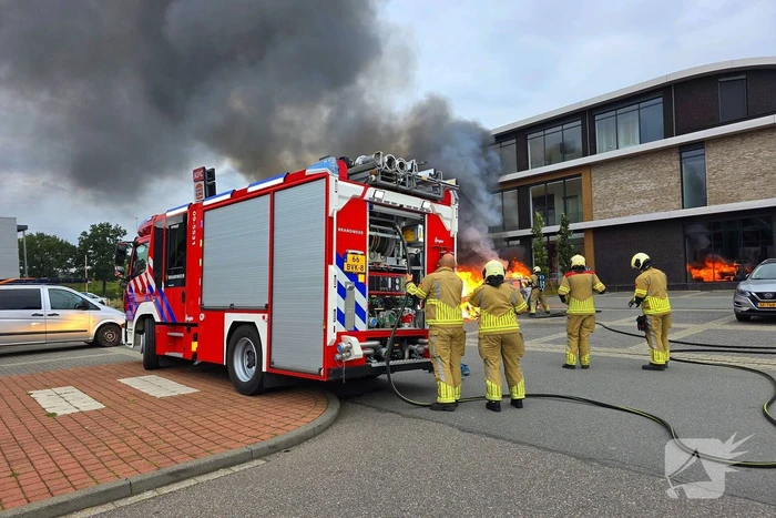 Auto volledig verwoest door brand