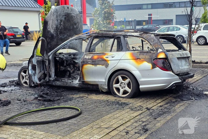 Auto volledig verwoest door brand