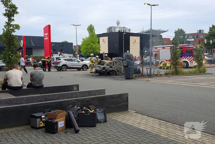 Auto volledig verwoest door brand