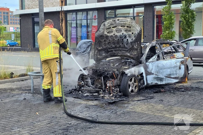 Auto volledig verwoest door brand