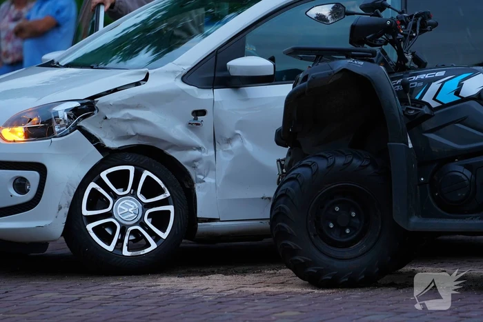 Auto en quad botsen in de avond
