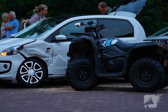 Auto en quad botsen in de avond