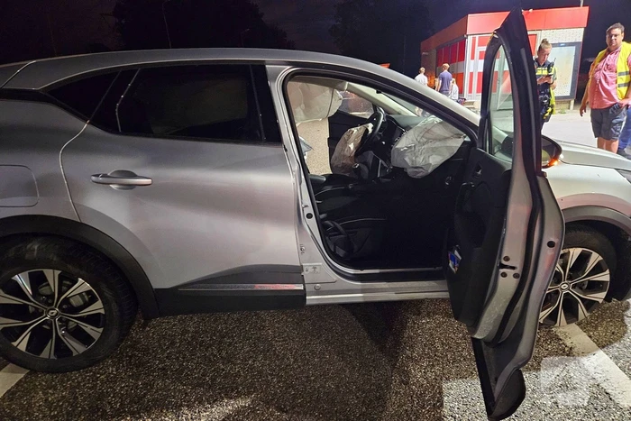 Ravage door ongeval: boot losgeschoten en auto zwaar beschadigd