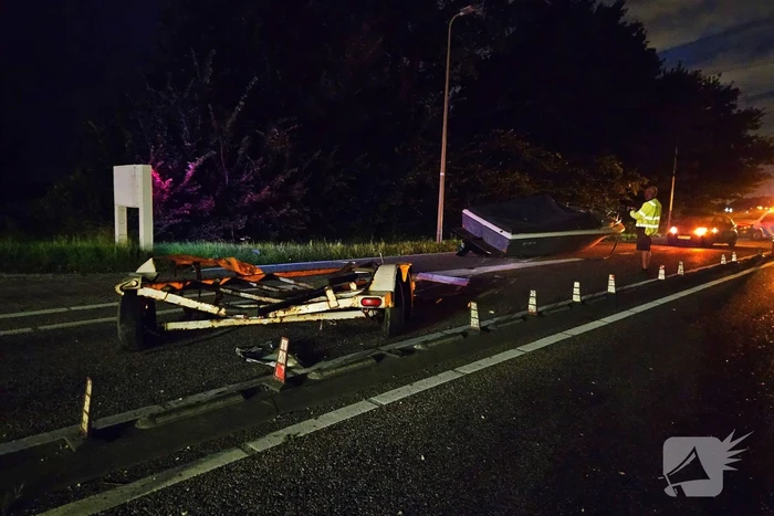 Ravage door ongeval: boot losgeschoten en auto zwaar beschadigd