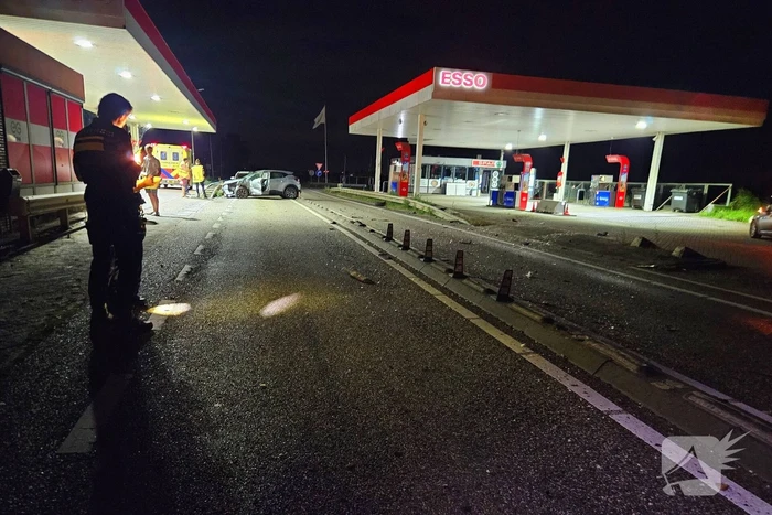 Ravage door ongeval: boot losgeschoten en auto zwaar beschadigd
