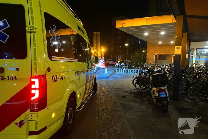 Traumateam begeleidt slachtoffer naar ziekenhuis