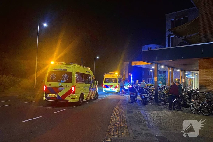Traumateam begeleidt slachtoffer naar ziekenhuis