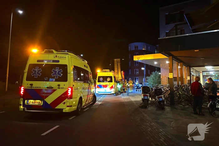Traumateam begeleidt slachtoffer naar ziekenhuis