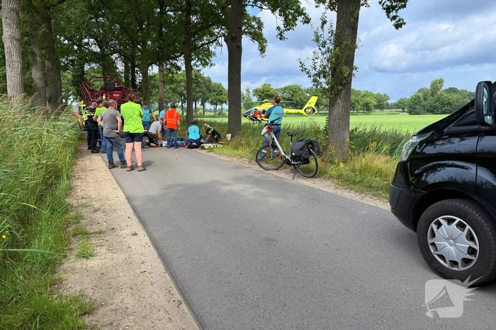 Motorrijder zwaargewond bij botsing met tractor