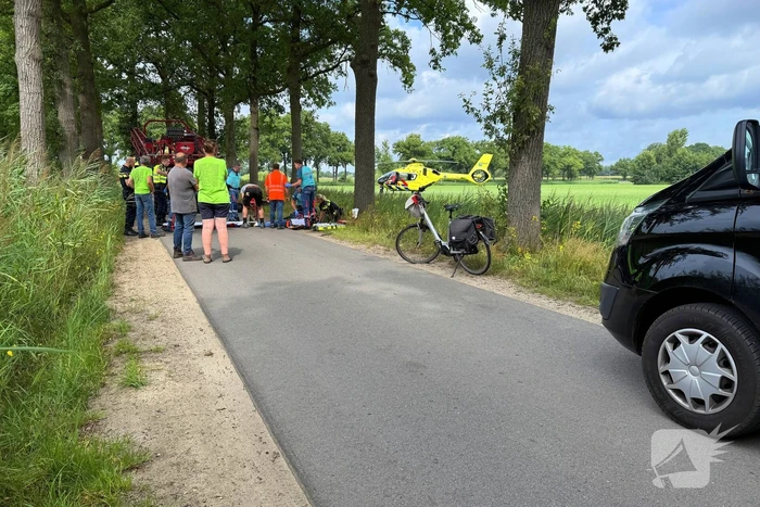 Motorrijder zwaargewond bij botsing met tractor