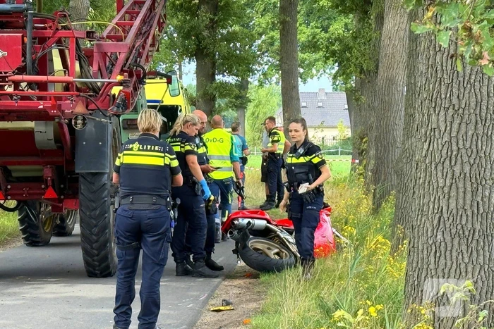 Motorrijder zwaargewond bij botsing met tractor