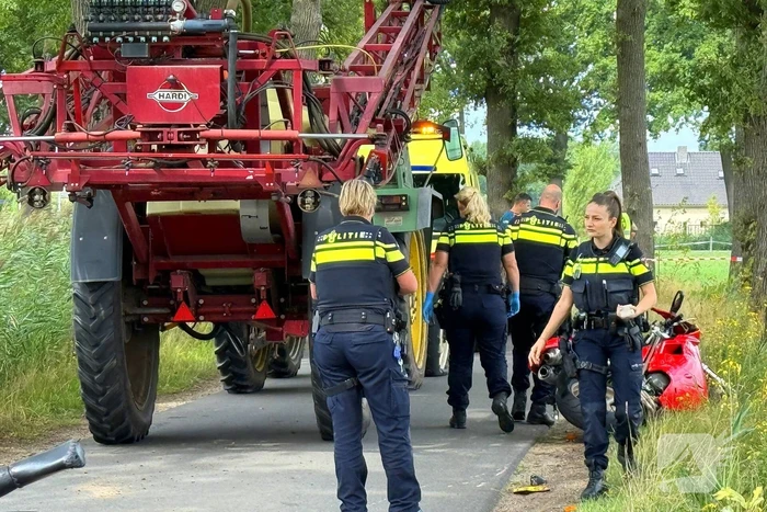 Motorrijder zwaargewond bij botsing met tractor