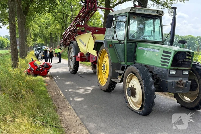 Motorrijder zwaargewond bij botsing met tractor