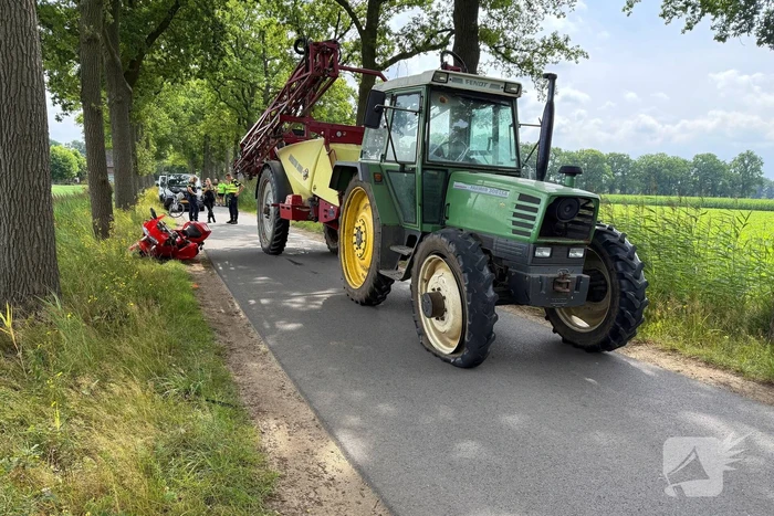 Motorrijder zwaargewond bij botsing met tractor