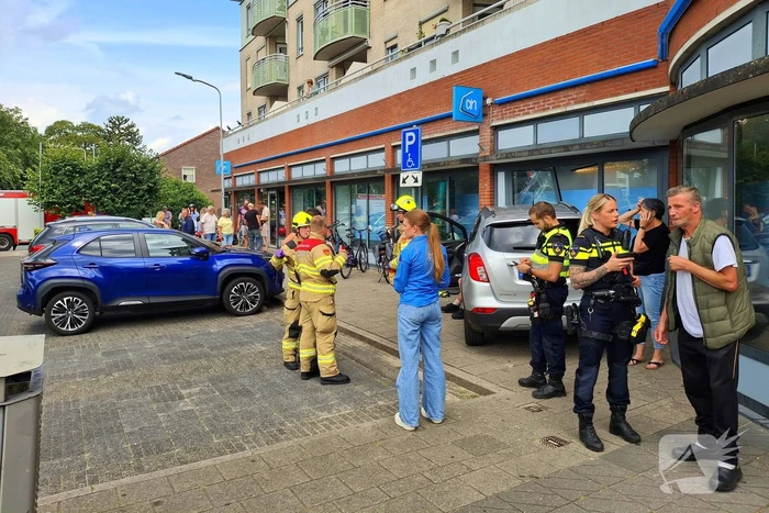Auto botst tegen winkelpui